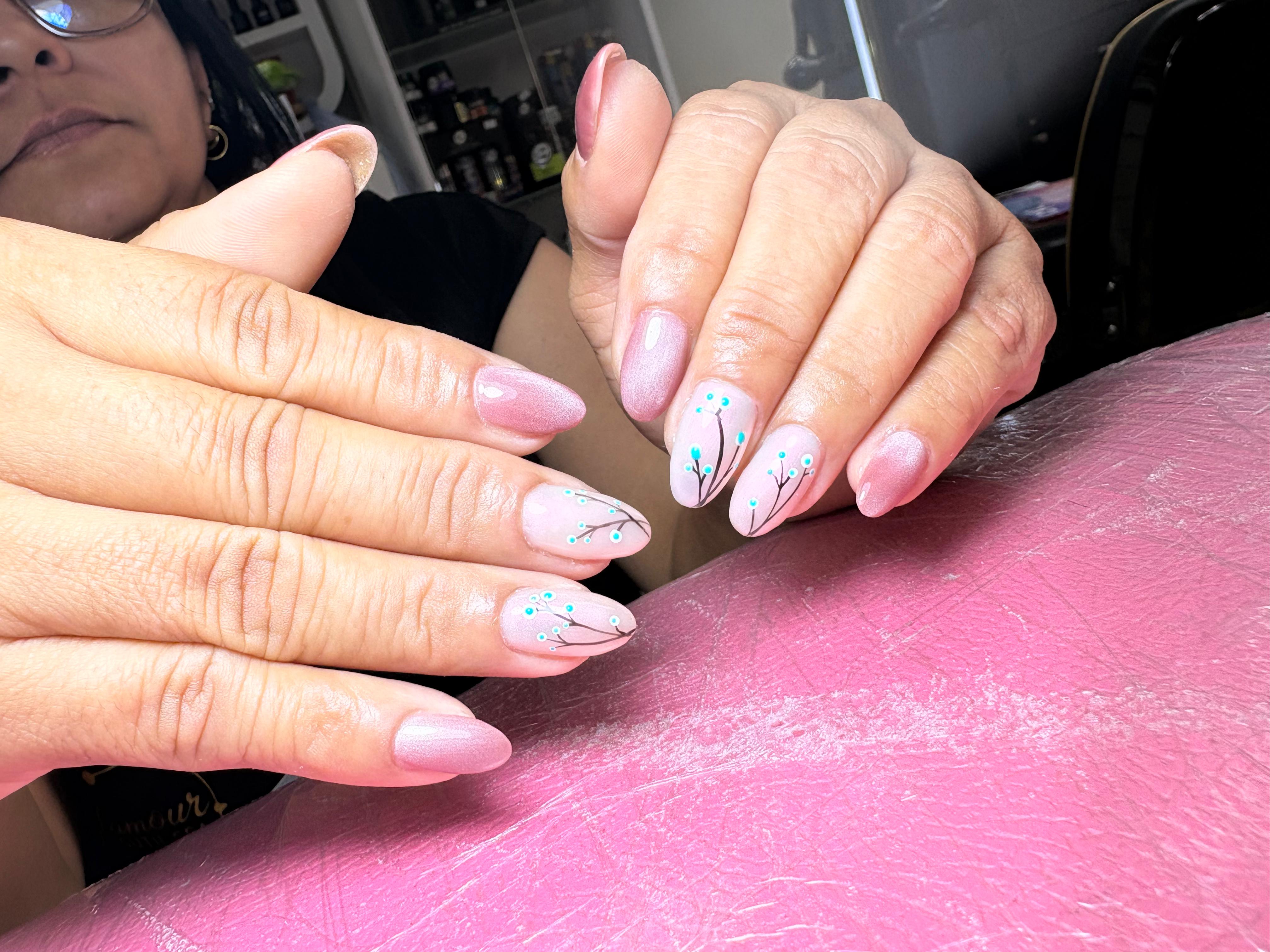 Uñas de gel semipermanente con diseños modernos